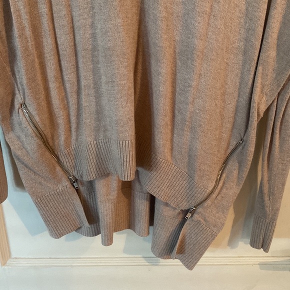 Express Sweater - Picture 2 of 4